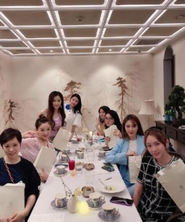 baby闺蜜聚会合照成镶边还扯出神秘沪圈