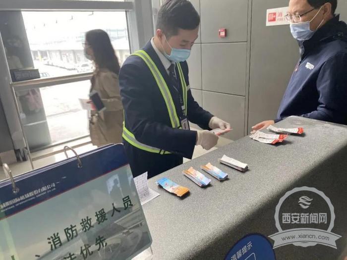 　“双节”期间西安咸阳国际机场真情服务旅客暖人心