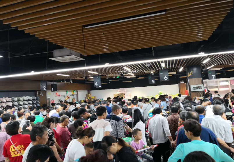 盛客隆购物广场董家口店现场火爆场景