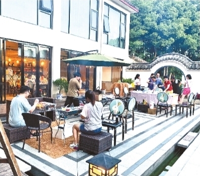 游客在花满山居民宿烧烤。