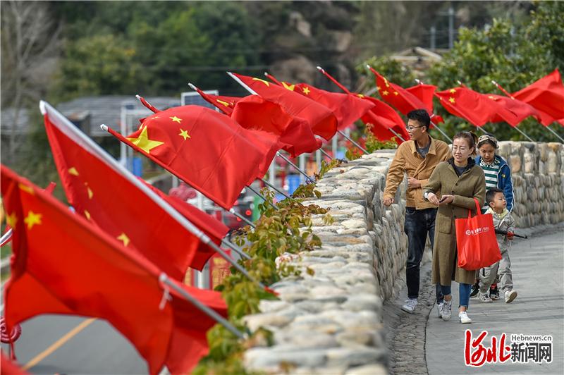 阜平县骆驼湾村的乡村生态旅游吸引了众多游客。国庆假期，骆驼湾村日平均客流超万人，旅游及相关产业日均收入15万元。河北日报记者 赵杰摄