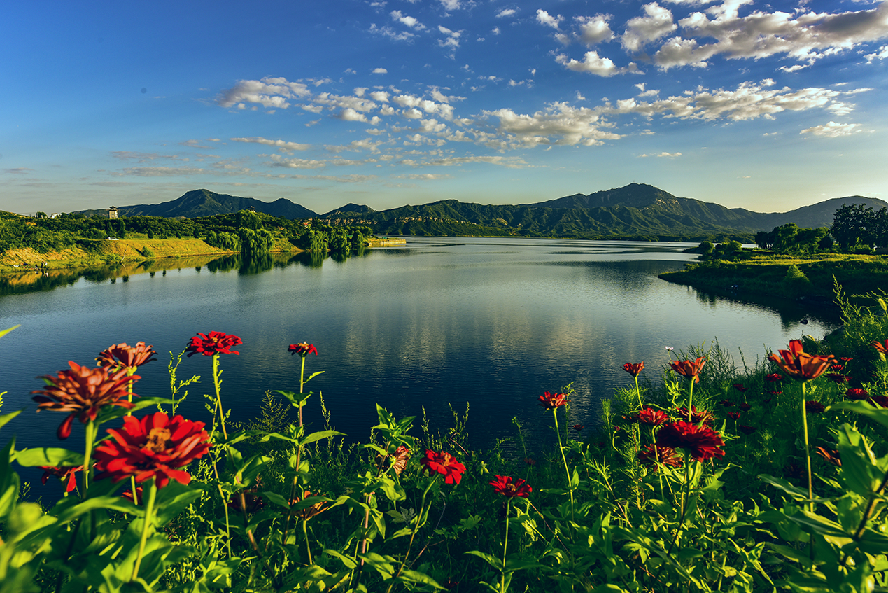 灵寿县横山湖是一个依山傍水，景色宜人的圣地，在这里你看不见波澜汹涌，也看不见巍峨高山。更多的是绵延起伏的群山峻岭，和平静如镜的湖畔