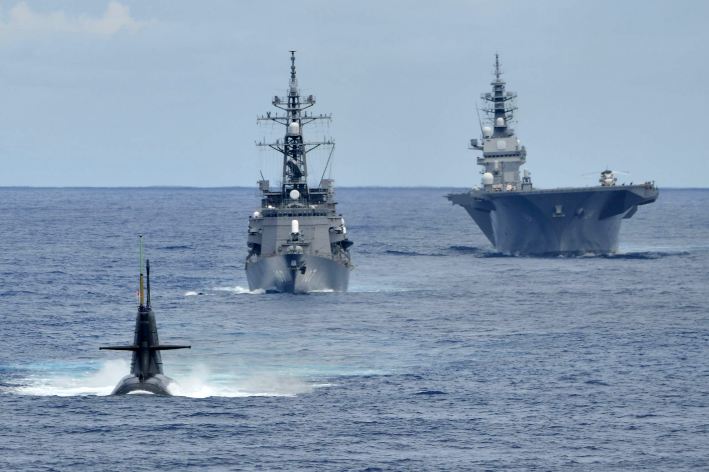 日本海上自卫队舰艇10月9日在南海开展反潜演练