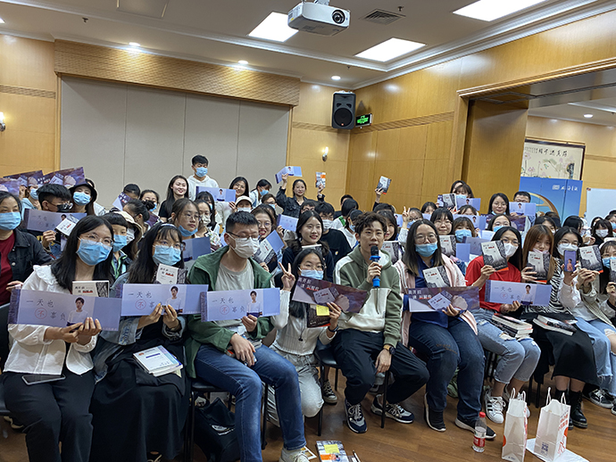 卢思浩与现场读者合影