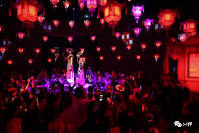 10月3日，隆回县虎形山瑶族乡大花瑶景区，演员在表演《花瑶喜宴》，吸引了众多游客前来体验花瑶民俗文化。曾勇 摄