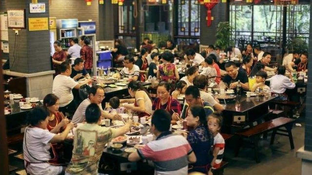 全国游客国庆假期在重庆吃掉一千万桌火锅：凌晨三点还排队