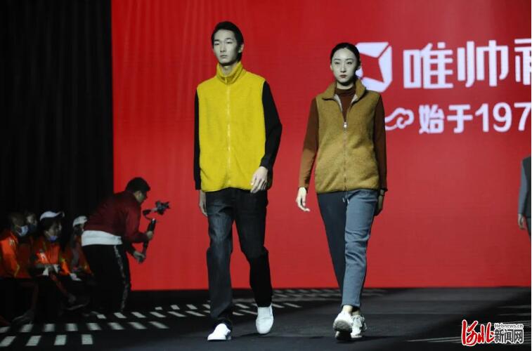 10月8日，“明珠杯”第十六届河北省服装设计大赛和服装模特大赛在沧州举行。图为时装模特走秀现场。