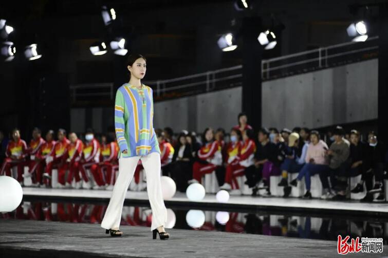 10月8日，“明珠杯”第十六届河北省服装设计大赛和服装模特大赛在沧州举行。图为时装模特走秀现场。