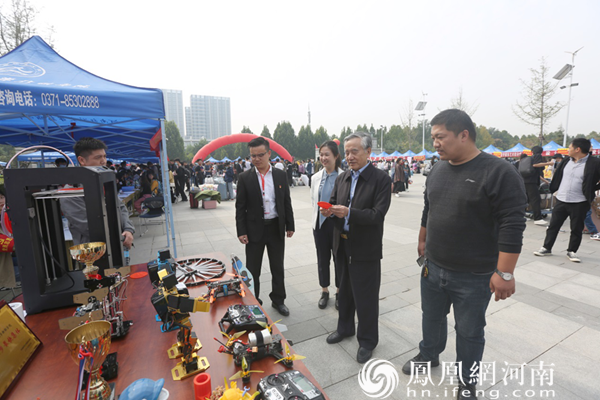 学校理事仉建涛查看迎新工作