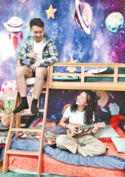 游客在东湖民宿唱歌。