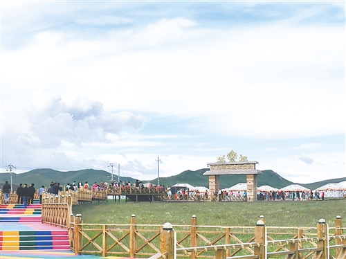 甘肃甘南州碌曲县尕海镇尕秀村帐篷城迎来大批游客 王麟 摄