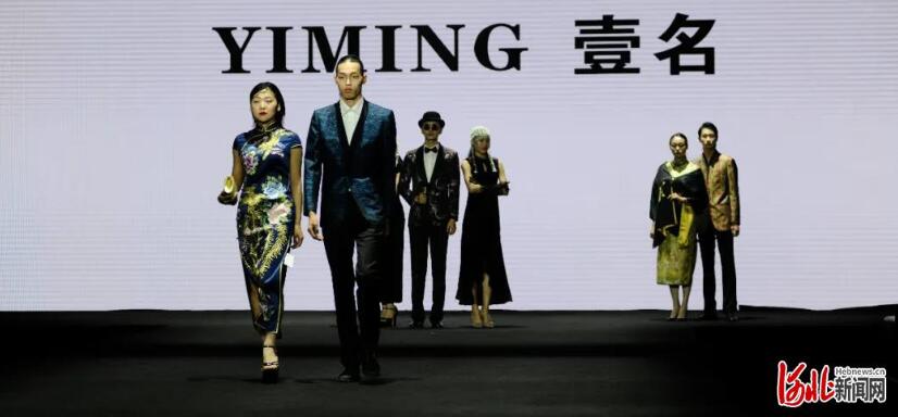 10月8日，“明珠杯”第十六届河北省服装设计大赛和服装模特大赛在沧州举行。图为时装模特走秀现场。