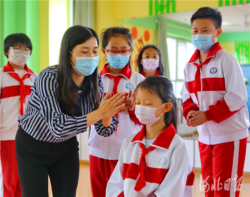 2020年10月9日,河北省秦皇岛市海港区文化里小学教师和学生们一起进行验趣味游戏。在“世界精神卫生日”来临前,河北省秦皇岛市海港区文化里小学的教师通过为学生讲解心理健康知识,带领学生通过做趣味游戏和健脑操,帮助孩子们减轻心理压力,保持健康心态。通讯员 曹建雄 摄影报道