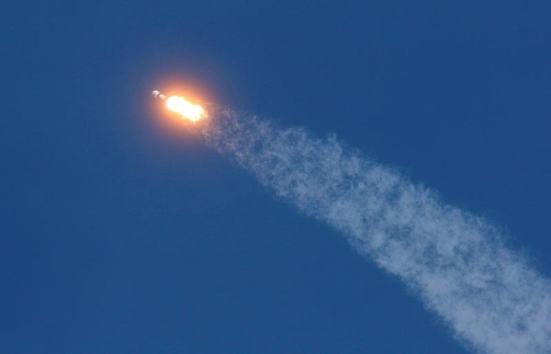 猎鹰9号携带星链卫星升空