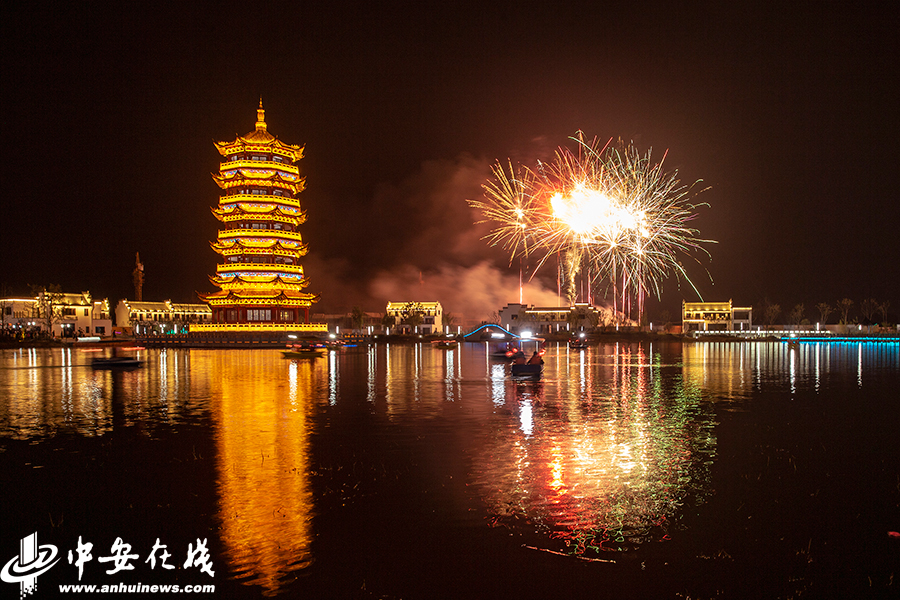 国庆节,中秋节"双节"小长假期间,在滁州市定远县,一场焰火晚会在定远