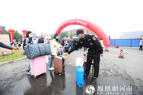 安保人员为行李消毒