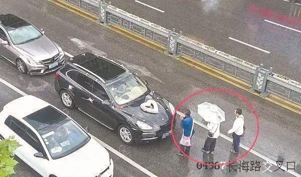 三人拦住婚车讨要红包