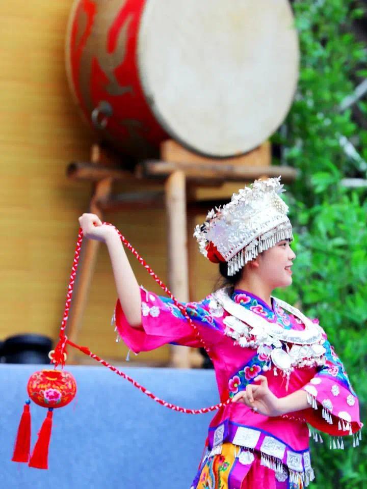 苗族姑娘正在表演苗族舞蹈.