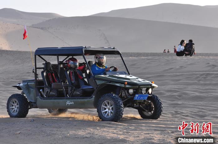 沙漠越野车载客在沙海冲浪。　王斌银 摄