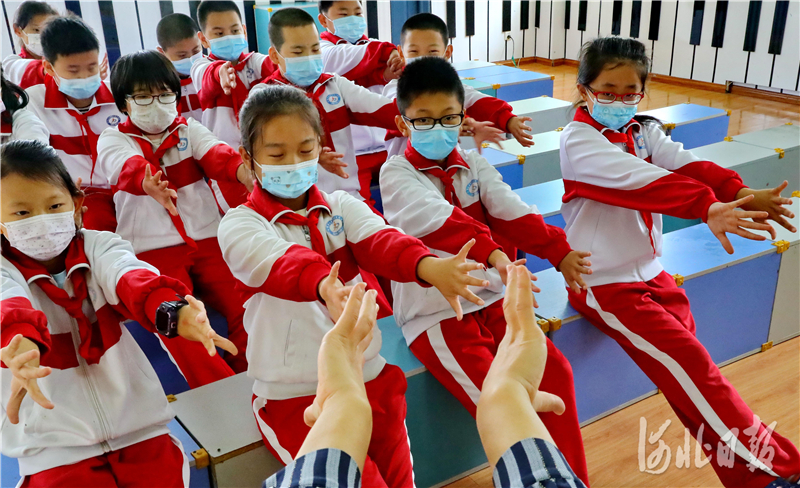 2020年10月9日,河北省秦皇岛市海港区文化里小学教师指导学生学习健脑操。通讯员 曹建雄 摄影报道