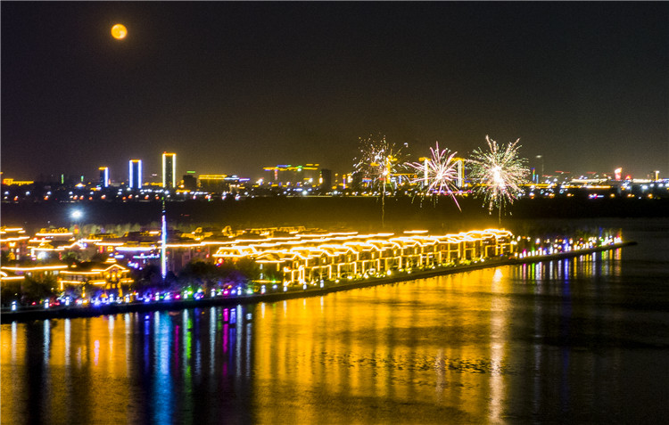 国庆假期,五彩斑斓的灯光秀扮靓了省会的夜色.河北日报记者 田 明摄