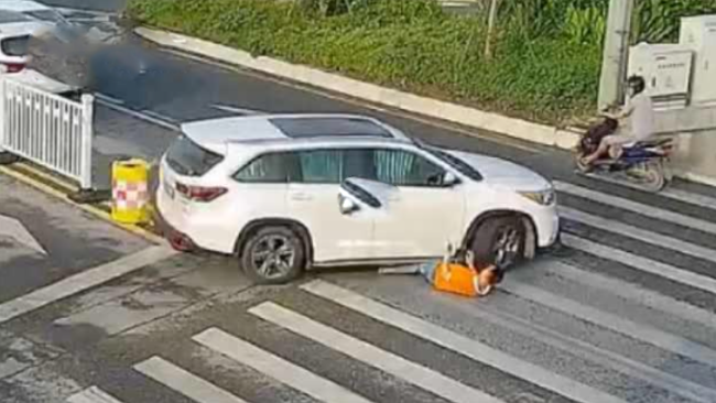 两车发生碰撞后协商未果 司机躺路中间遭车辆碾压