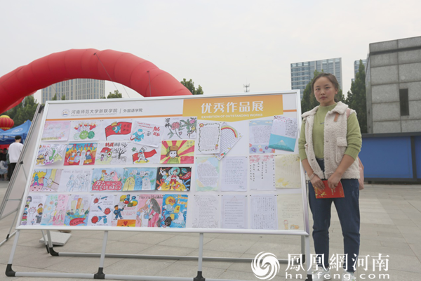 英语（师范）专业新生贺雨佳与学院光荣榜合影