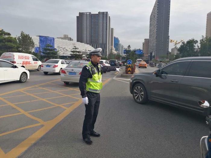 应对大流量交通态势 碑林交警全面加强重要路段交通疏导分流工作