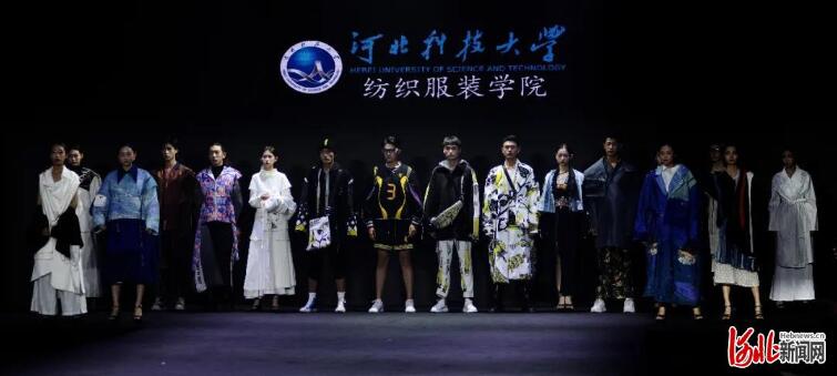 10月8日，“明珠杯”第十六届河北省服装设计大赛和服装模特大赛在沧州举行。图为河北科技大学纺织服装学院毕业生作品发布会现场。