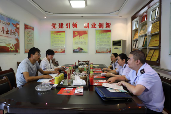 临泽县税务干部给祁连红枣业有限公司送政策