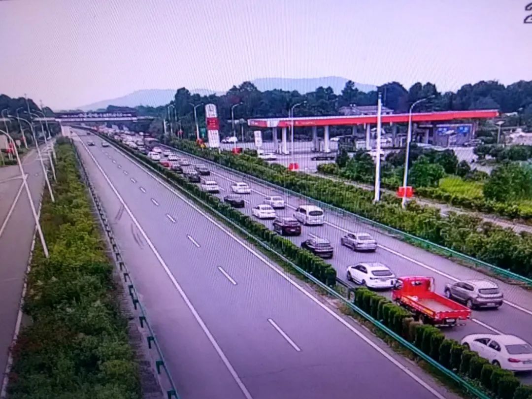 △国庆长假首日S50长芷高速通行情况。（来源：湖南高速公路）