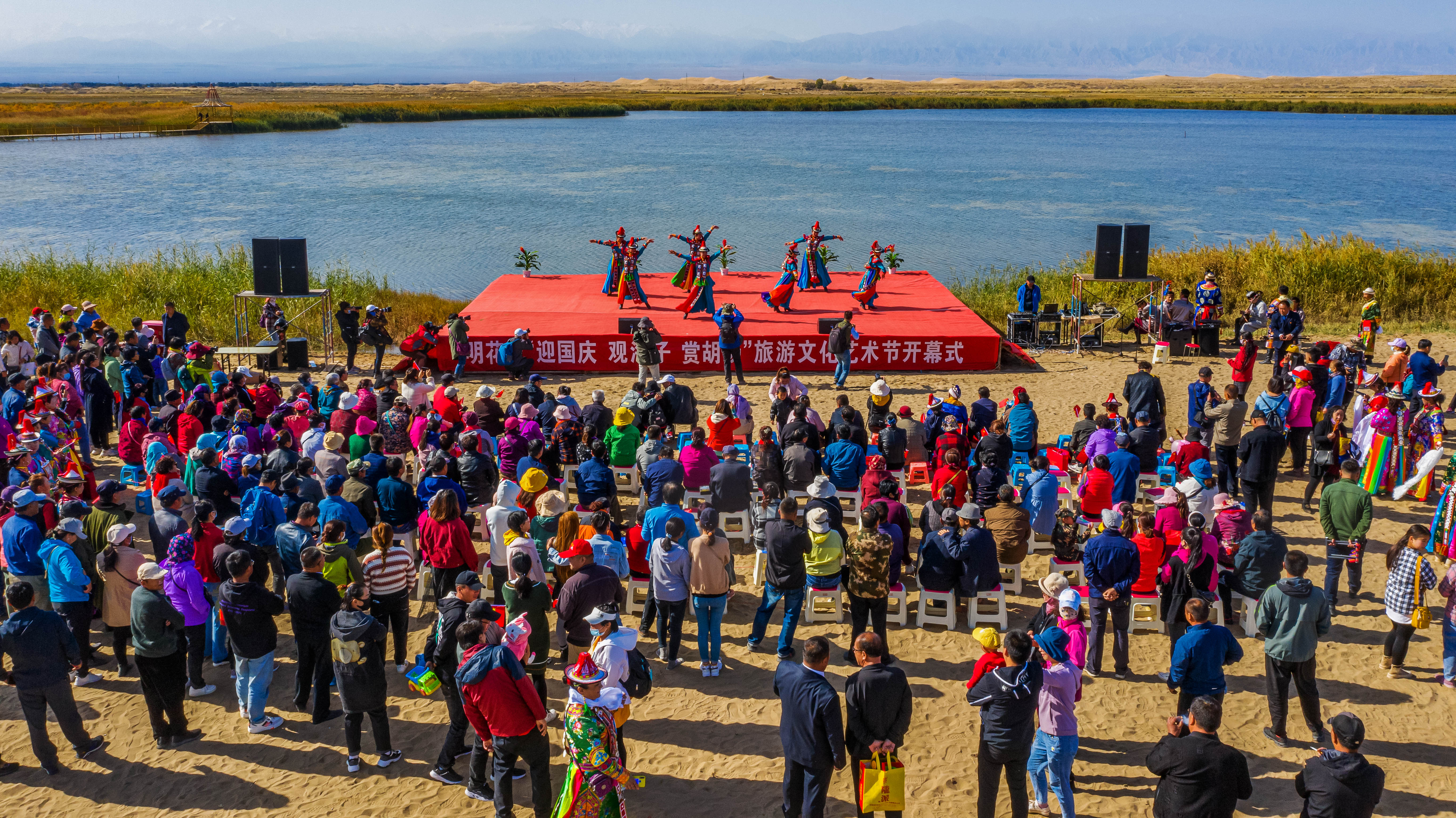 牧民"纵驼驰骋"大漠戈壁 在"双节"遇见醉美裕固风情