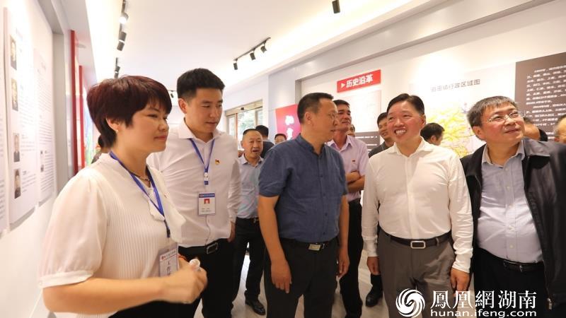 与会人员一同参观白田镇文化中心