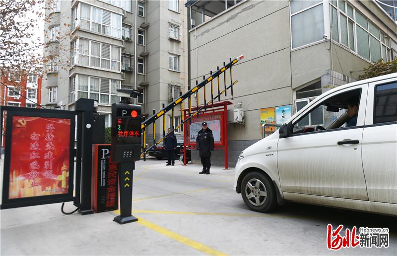 石家庄市新华区西苑街道西焦北路社区安装了智能门禁系统，实现人过留影、车过留牌、卡过留号。 河北日报记者 史晟全摄
