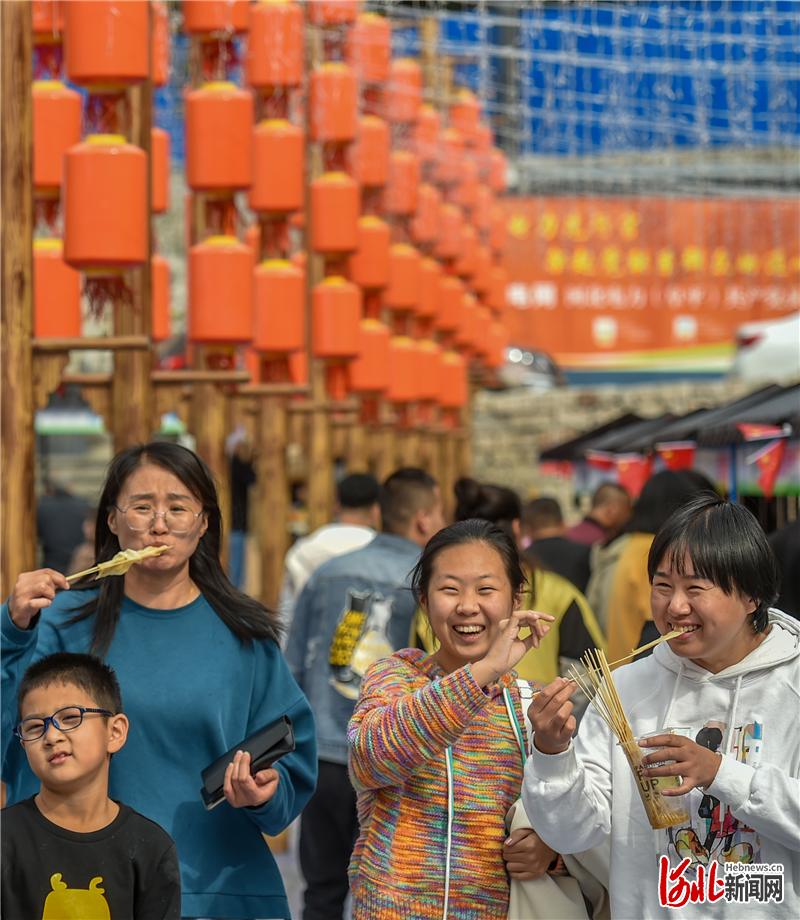 阜平县骆驼湾村的乡村生态旅游吸引了众多游客。国庆假期，骆驼湾村日平均客流超万人，旅游及相关产业日均收入15万元。河北日报记者 赵杰摄