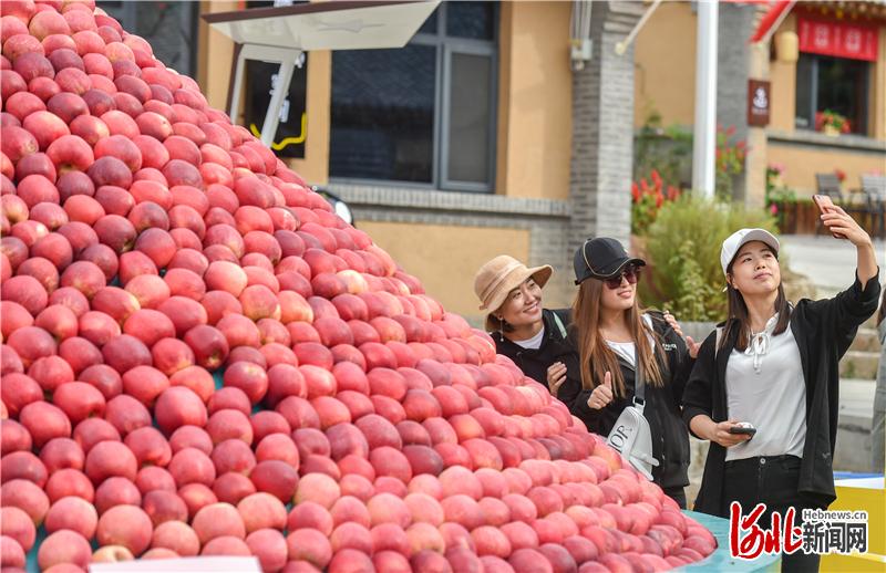 阜平县骆驼湾村的乡村生态旅游吸引了众多游客。国庆假期，骆驼湾村日平均客流超万人，旅游及相关产业日均收入15万元。河北日报记者 赵杰摄