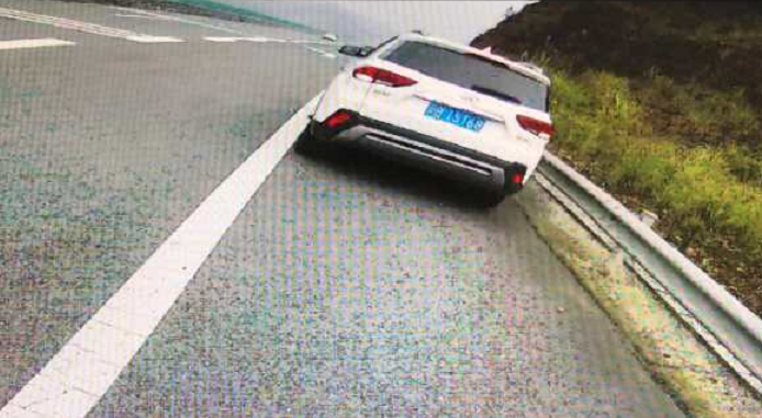 高速公路违法占用应急车道 多辆车被查处！