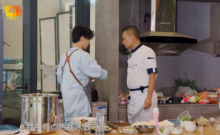王俊凯做菜被油烫伤，只能用冰肉冷敷，《中餐厅》防护措施被吐槽