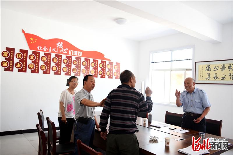 隆尧县东良乡韩鹏聚（右一）等三位乡贤在调解一起家庭纠纷。（资料片）河北日报记者赵永辉摄