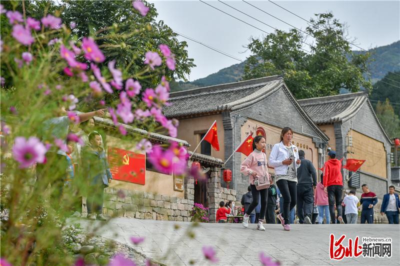 阜平县骆驼湾村的乡村生态旅游吸引了众多游客。国庆假期，骆驼湾村日平均客流超万人，旅游及相关产业日均收入15万元。河北日报记者 赵杰摄