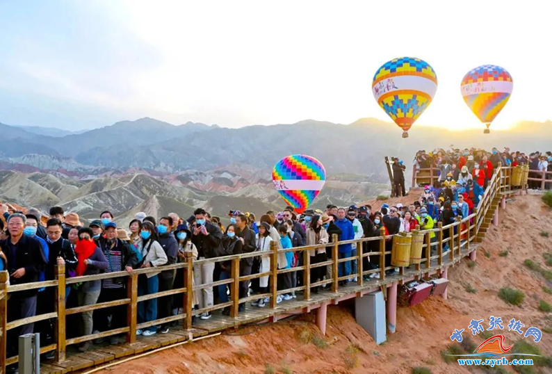 日均接待游客逾3万人次 张掖七彩丹霞"双节""爆了"