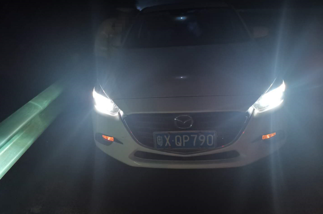 高速公路违法占用应急车道 多辆车被查处！