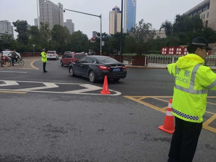 应对大流量交通态势 碑林交警全面加强重要路段交通疏导分流工作