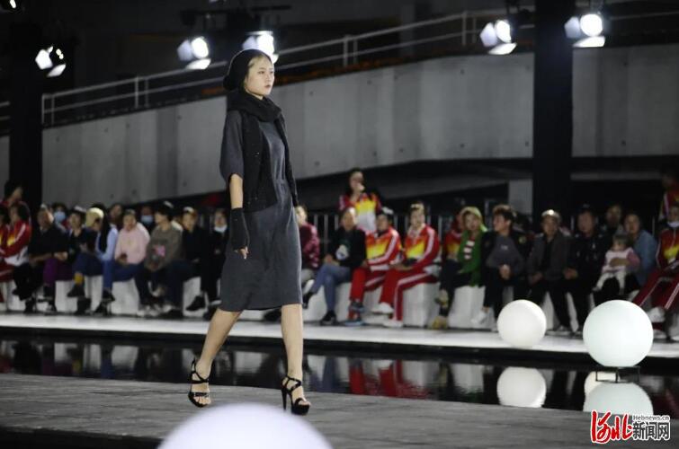 10月8日，“明珠杯”第十六届河北省服装设计大赛和服装模特大赛在沧州举行。图为时装模特走秀现场。