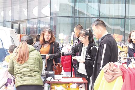 百年奥特莱斯门庭若市 记者 张云 摄