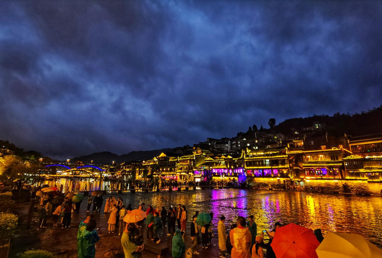 国庆节凤凰古城璀璨夜景美不胜收_凤凰网