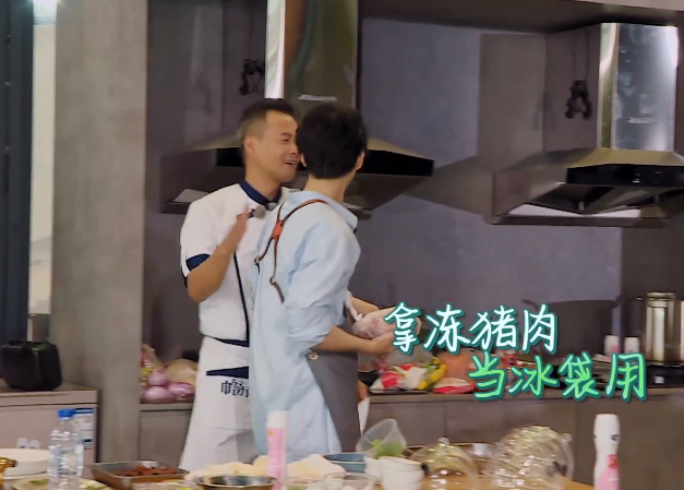 王俊凯做菜被油烫伤，只能用冰肉冷敷，《中餐厅》防护措施被吐槽