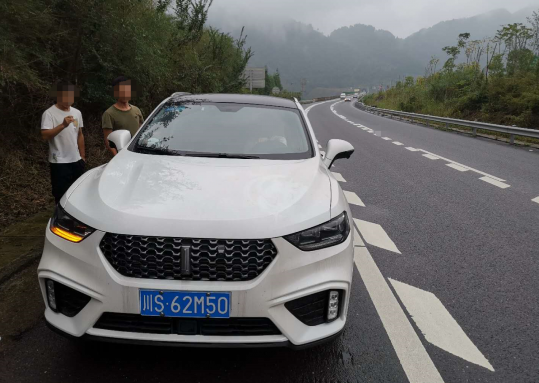 高速公路违法占用应急车道 多辆车被查处！