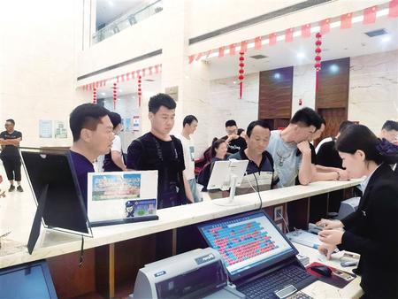 瑞岭国际酒店宾客如云 记者 霍鸿宇 摄