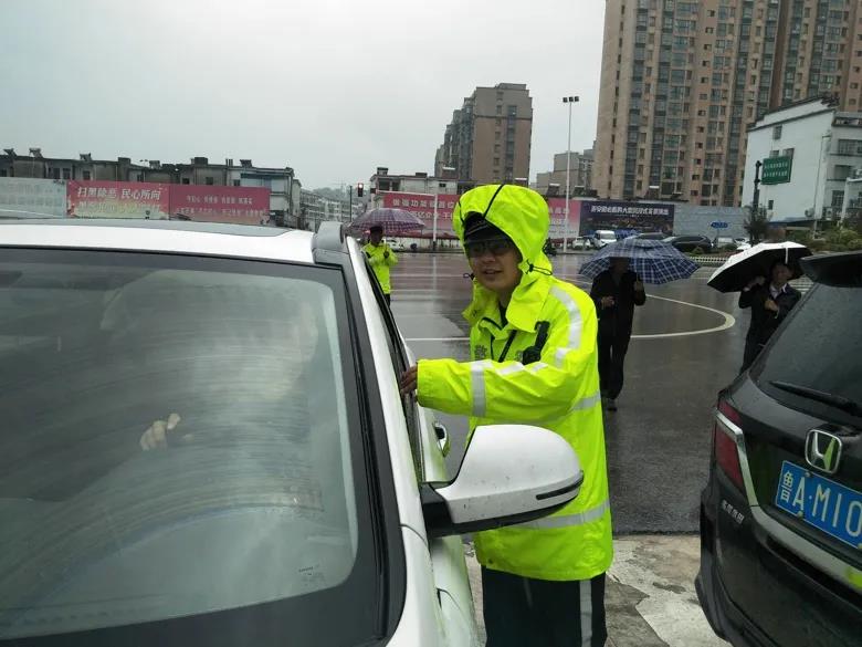 安慶太湖縣交警雨中執勤保暢通